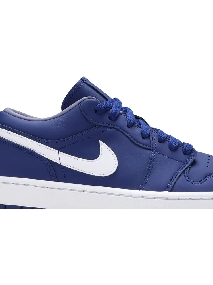 Кроссовки Wmns Air Jordan 1 Low SE Deep Royal Blue — изображение 2 из 8, синий
