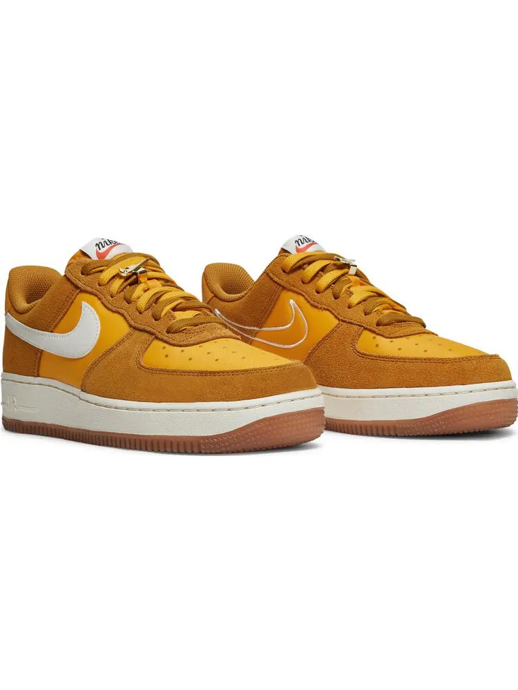 Кроссовки Nike Wmns Air Force 1 '07 SE 'First Use - University Gold Gum' — изображение 2 из 5, золото