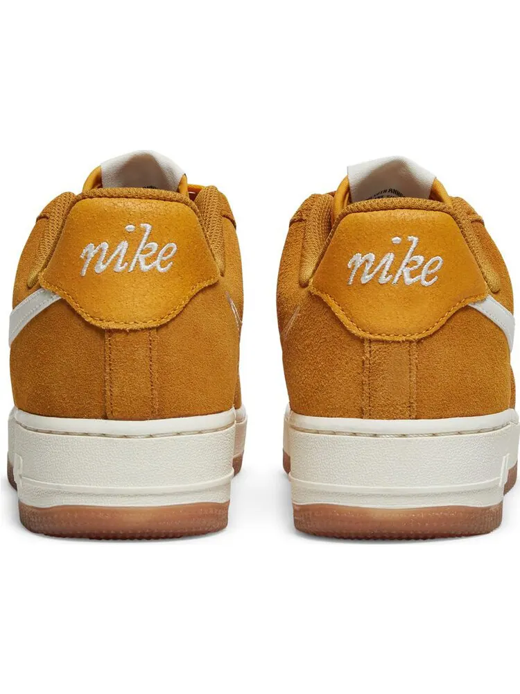 Кроссовки Nike Wmns Air Force 1 '07 SE 'First Use - University Gold Gum' — изображение 4 из 5, золото
