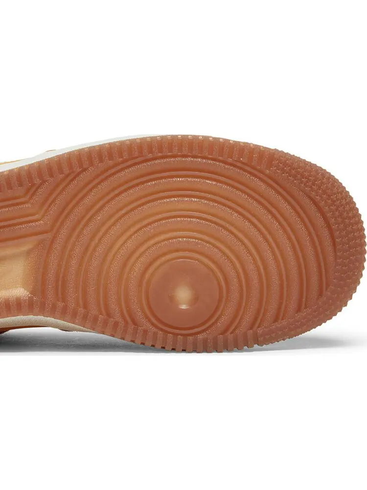 Кроссовки Nike Wmns Air Force 1 '07 SE 'First Use - University Gold Gum' — изображение 5 из 5, золото