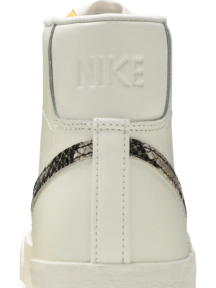 Женские кроссовки Nike Blazer Mid '77 SE 'Snakeskin' — изображение 7 из 8, бежевый