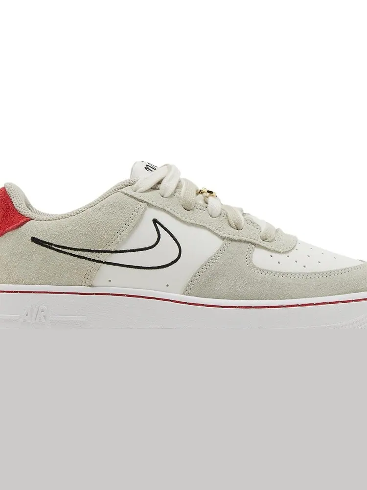 Кроссовки Nike Air Force 1 LV8 S50 GS 'Light Stone University Red' — изображение 2 из 8, бежевый