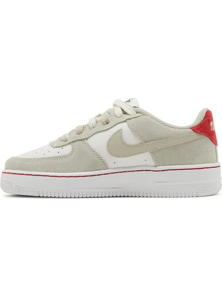 Кроссовки Nike Air Force 1 LV8 S50 GS 'Light Stone University Red' — изображение 3 из 8, бежевый