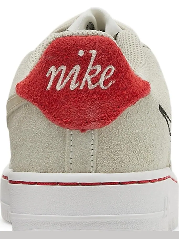 Кроссовки Nike Air Force 1 LV8 S50 GS 'Light Stone University Red' — изображение 7 из 8, бежевый