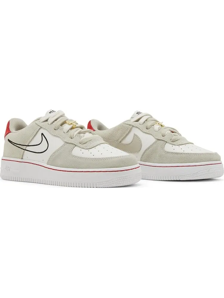 Кроссовки Nike Air Force 1 LV8 S50 GS 'Light Stone University Red' — изображение 8 из 8, бежевый