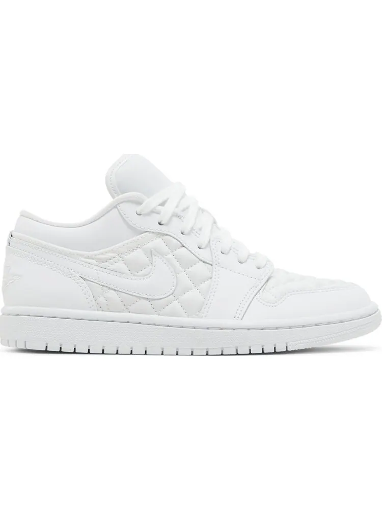 Кроссовки Wmns Air Jordan 1 Low 'Triple White Quilted' — изображение 1 из 8, белый