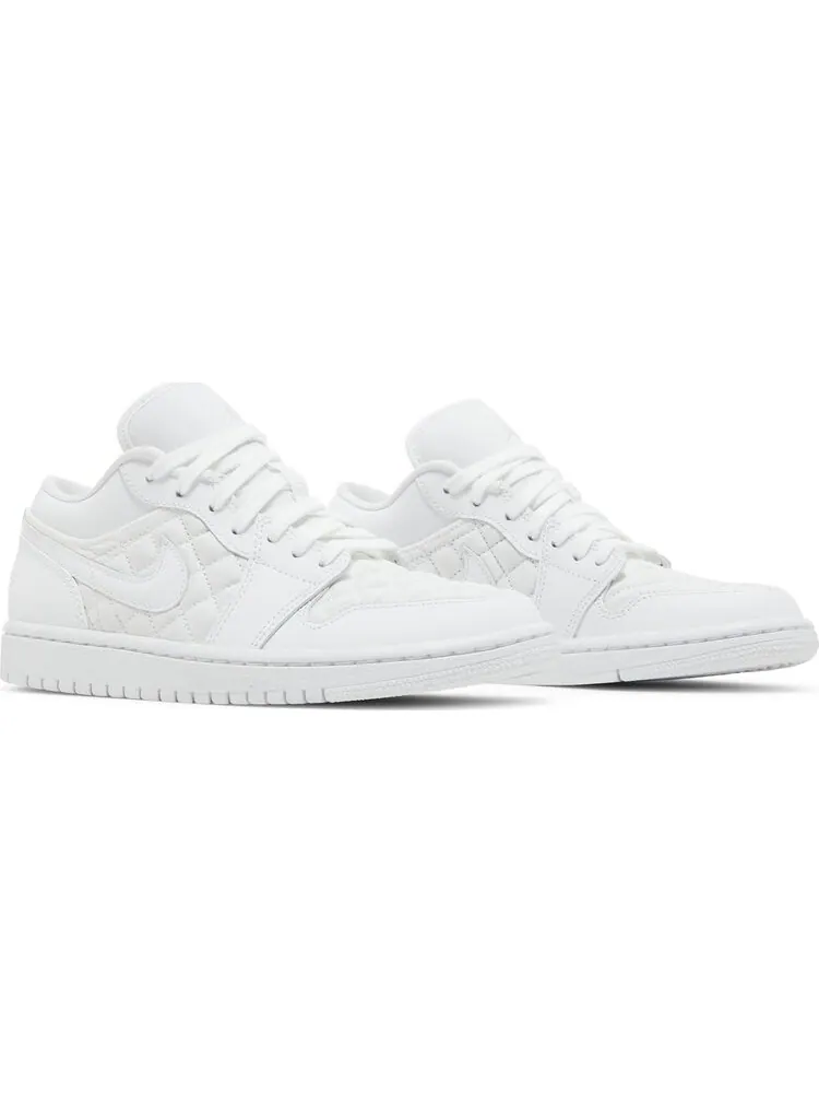 Кроссовки Wmns Air Jordan 1 Low 'Triple White Quilted' — изображение 2 из 8, белый