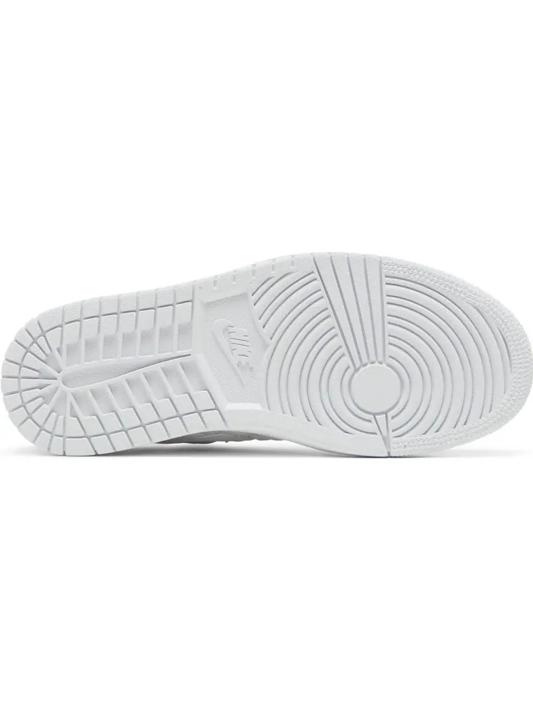 Кроссовки Wmns Air Jordan 1 Low 'Triple White Quilted' — изображение 6 из 8, белый