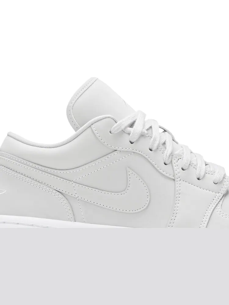 Кроссовки Wmns Air Jordan 1 Low Grey Fog — изображение 2 из 8, серый