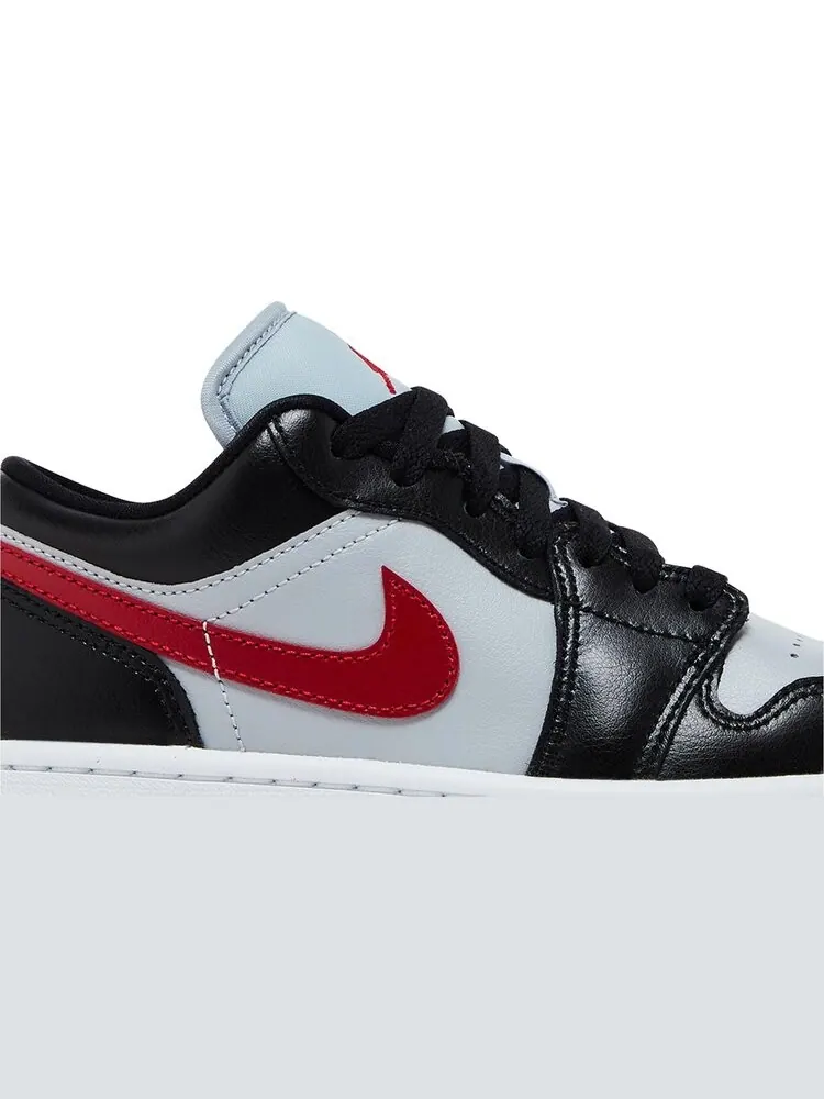 Кроссовки Wmns Air Jordan 1 Low 'Wolf Grey Gym Red' — изображение 2 из 4, серый