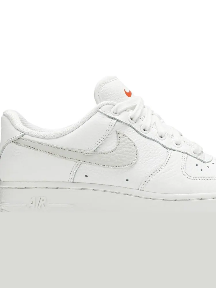 Кроссовки Nike Wmns Air Force 1 '07 'Light Bone' — изображение 2 из 8, белый