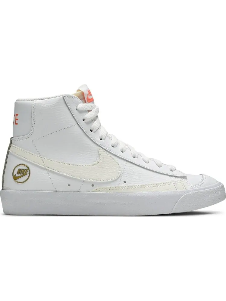 Кроссовки Nike Wmns Blazer Mid '77 Vintage 'Gold Emblem' — изображение 1 из 8, белый