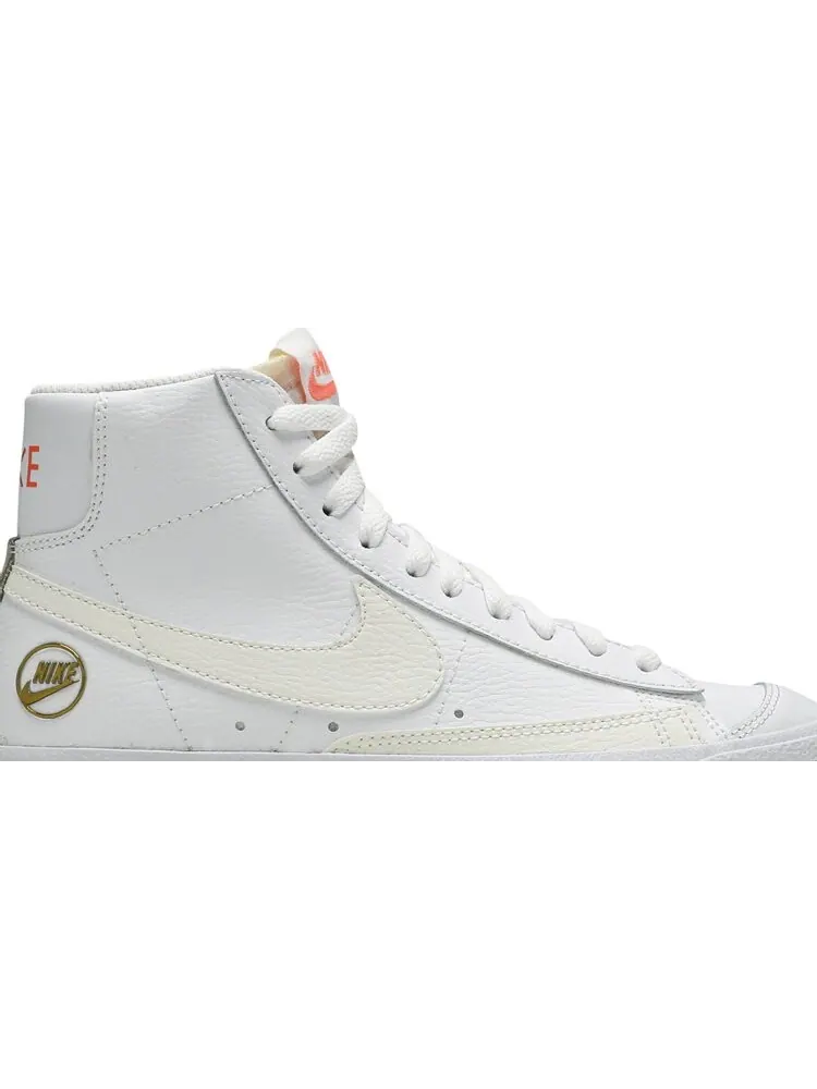 Кроссовки Nike Wmns Blazer Mid '77 Vintage 'Gold Emblem' — изображение 2 из 8, белый