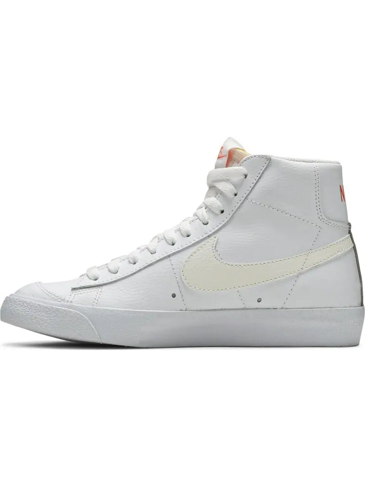 Кроссовки Nike Wmns Blazer Mid '77 Vintage 'Gold Emblem' — изображение 3 из 8, белый