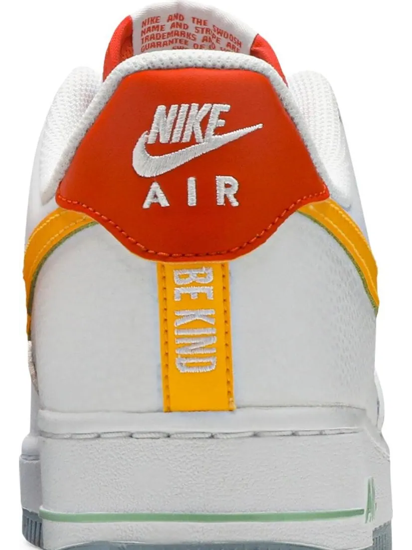 Кроссовки Nike Air Force 1 '07 LV8 'Be Kind' — изображение 7 из 8, белый