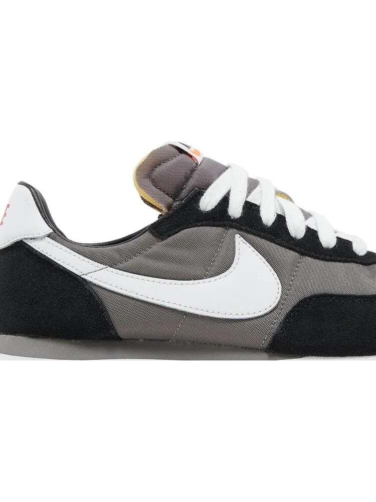 Кроссовки Nike Waffle Trainer 2 GS 'Flat Pewter Siren Red' — изображение 2 из 8, серый