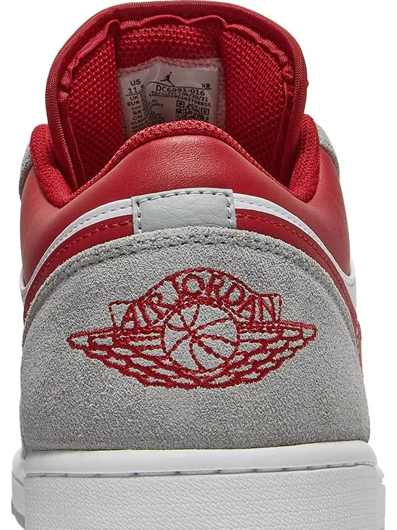 Кроссовки Air Jordan 1 Low SE Light Smoke Grey Gym Red — изображение 7 из 8, белый