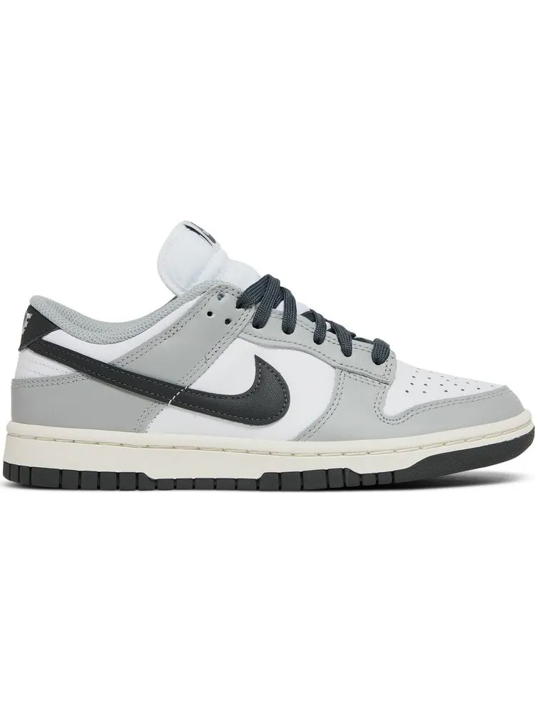 Кроссовки Nike Wmns Dunk Low 'Light Smoke Grey' — изображение 1 из 8, серый