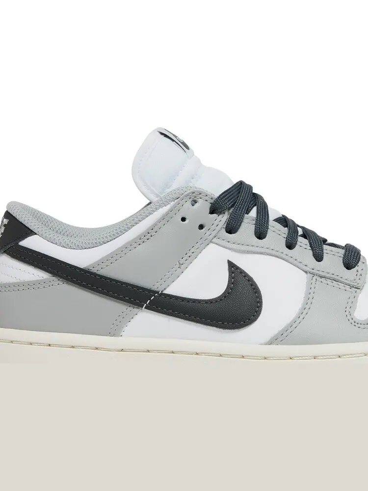Кроссовки Nike Wmns Dunk Low 'Light Smoke Grey' — изображение 2 из 8, серый