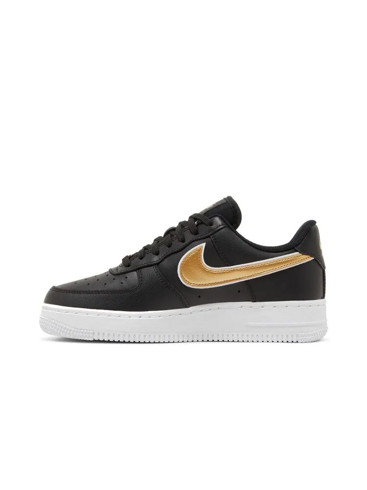Кроссовки Nike Wmns Air Force 1 '07 Essential 'Black Metallic Gold' — изображение 4 из 9