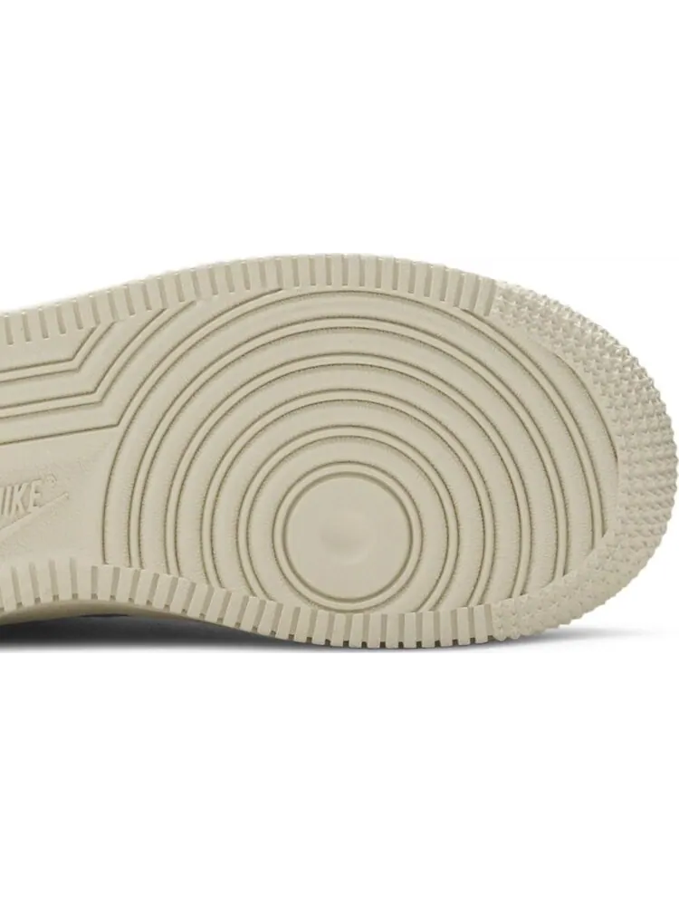 Кроссовки Nike Stussy x Air Force 1 Low PS 'Fossil' — изображение 5 из 8, загар