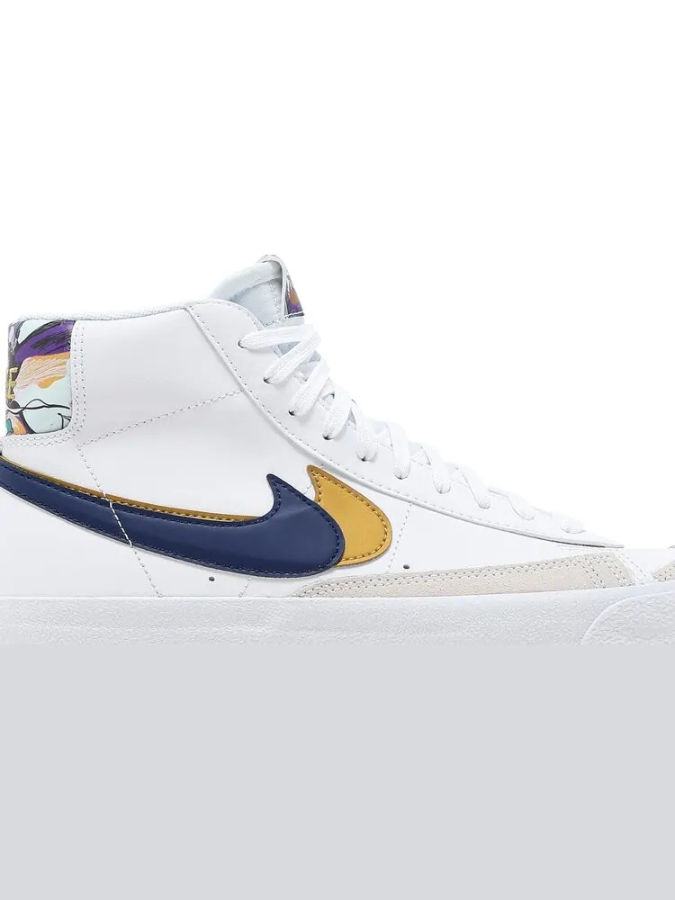 Кроссовки Nike Blazer Mid '77 SE GS 'Double Swoosh - White Gold Blue Void' — изображение 2 из 8, белый