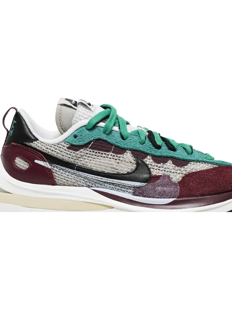 Кроссовки Nike sacai x VaporWaffle SP 'Villain Red' — изображение 2 из 8, красный