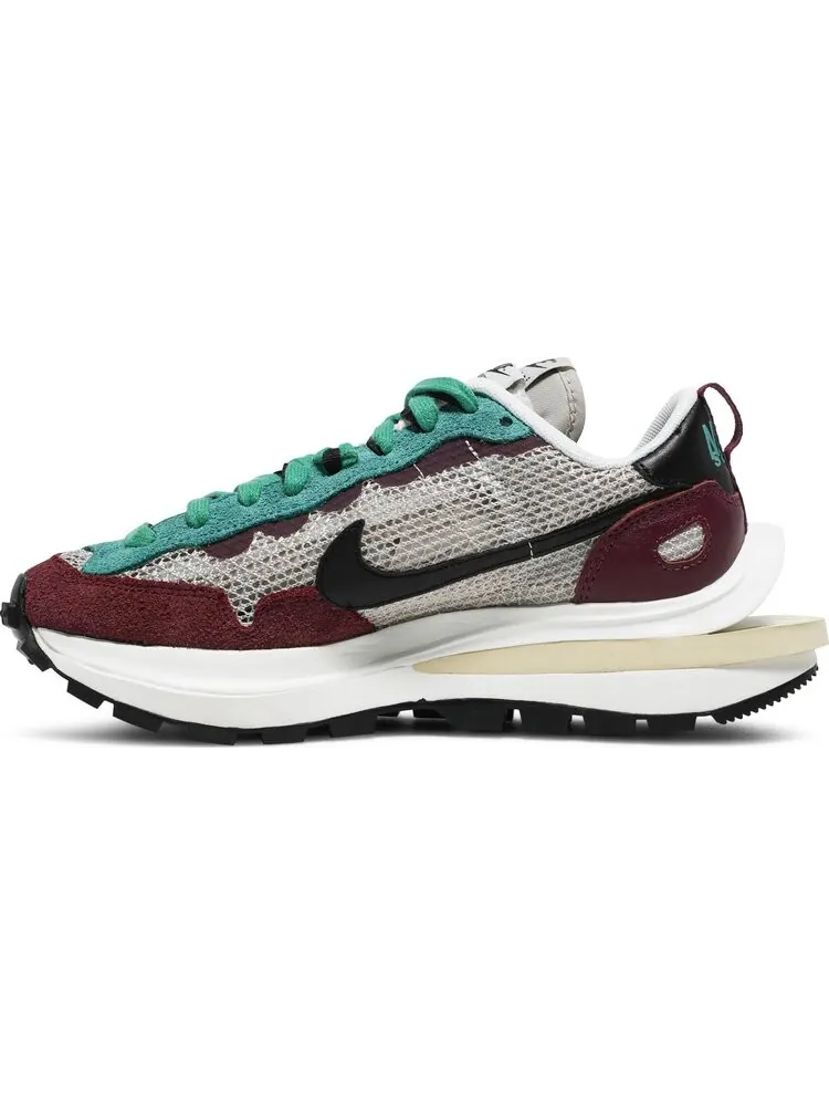 Кроссовки Nike sacai x VaporWaffle SP 'Villain Red' — изображение 3 из 8, красный