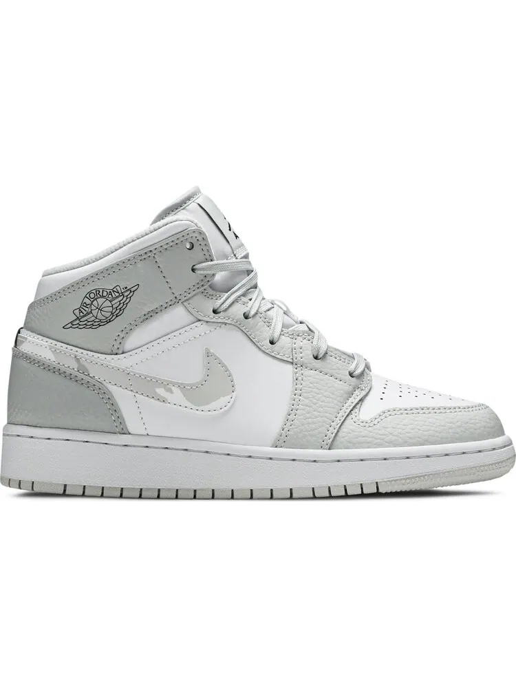 Кроссовки Air Jordan 1 Mid SE GS Swoosh Logo - Grey Camo — изображение 1 из 8, белый
