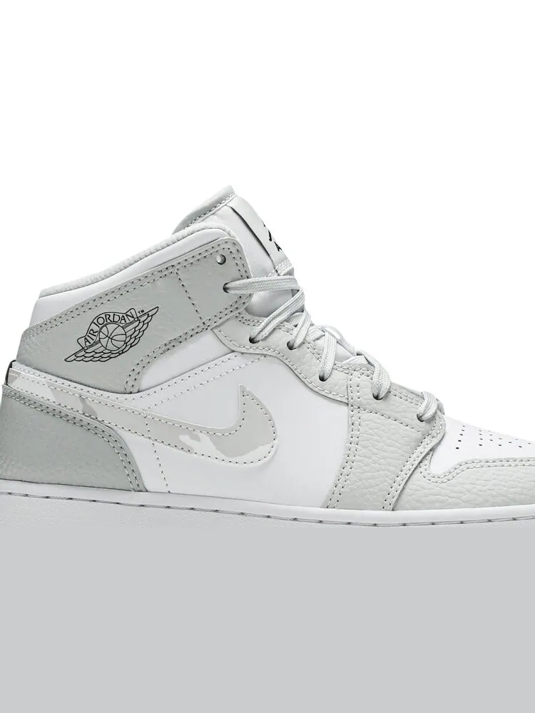 Кроссовки Air Jordan 1 Mid SE GS Swoosh Logo - Grey Camo — изображение 2 из 8, белый