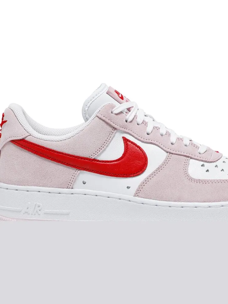 Кроссовки Nike Air Force 1 Low '07 QS 'Valentine’s Day Love Letter' — изображение 2 из 8, розовый