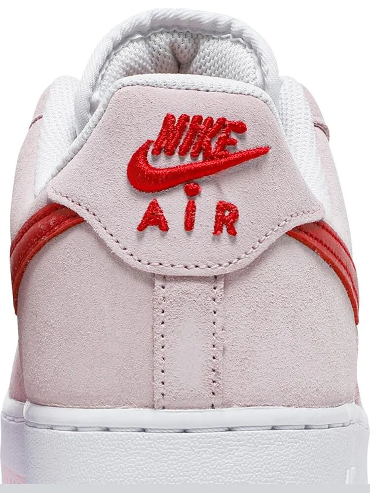 Кроссовки Nike Air Force 1 Low '07 QS 'Valentine’s Day Love Letter' — изображение 7 из 8, розовый