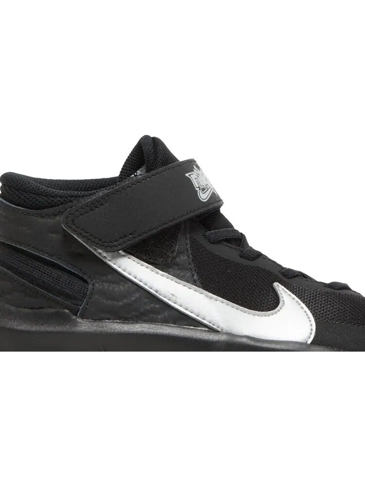 Кроссовки Nike Team Hustle D10 FlyEase GS 'Black Metallic Silver' — изображение 2 из 8, черный
