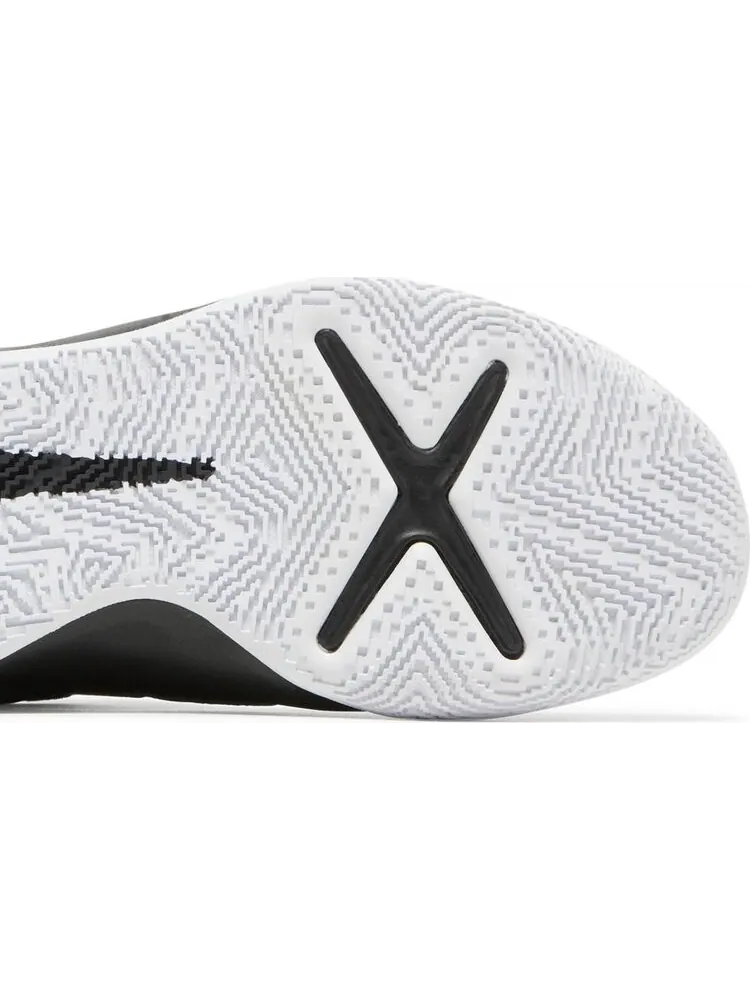 Кроссовки Nike Team Hustle D10 FlyEase GS 'Black Metallic Silver' — изображение 5 из 8, черный
