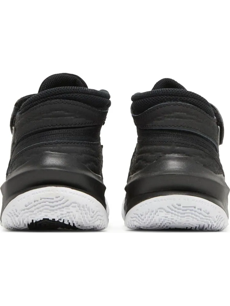 Кроссовки Nike Team Hustle D10 FlyEase GS 'Black Metallic Silver' — изображение 6 из 8, черный