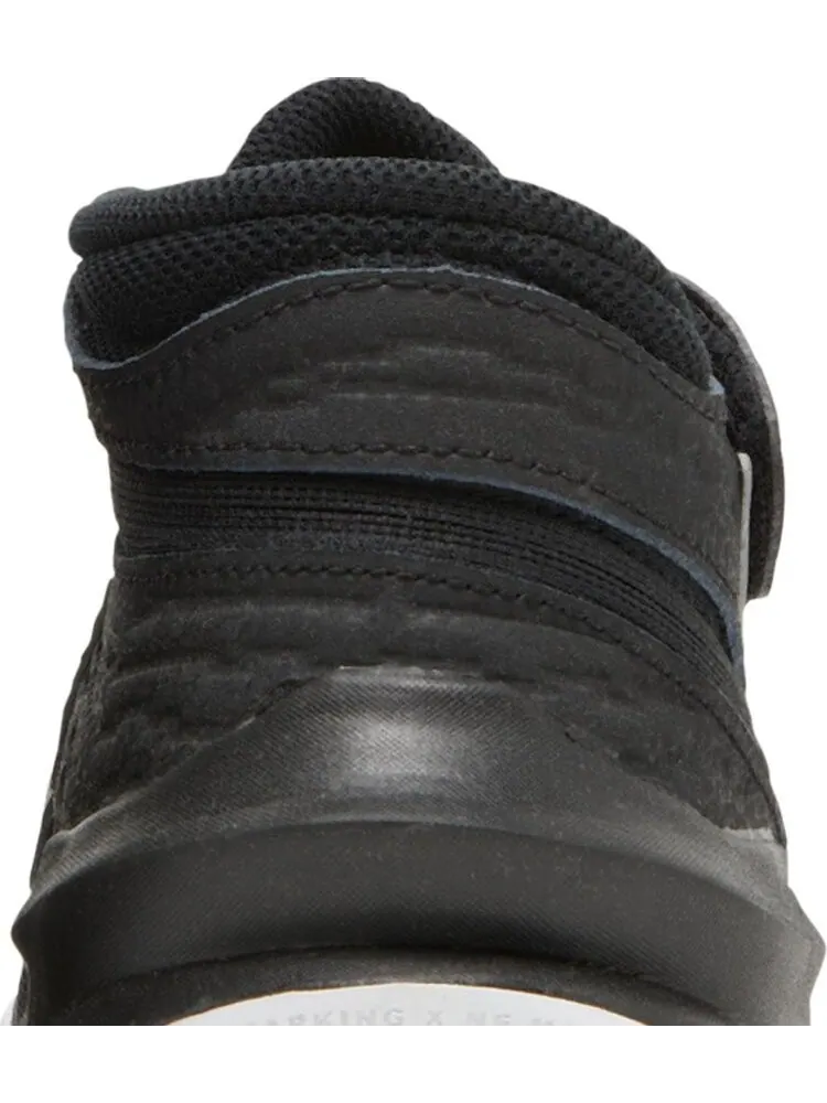 Кроссовки Nike Team Hustle D10 FlyEase GS 'Black Metallic Silver' — изображение 7 из 8, черный