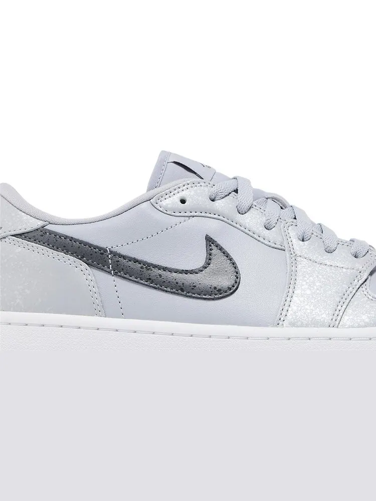 Кроссовки Air Jordan 1 Low Golf 'Wolf Grey Gum' — изображение 2 из 4, серый