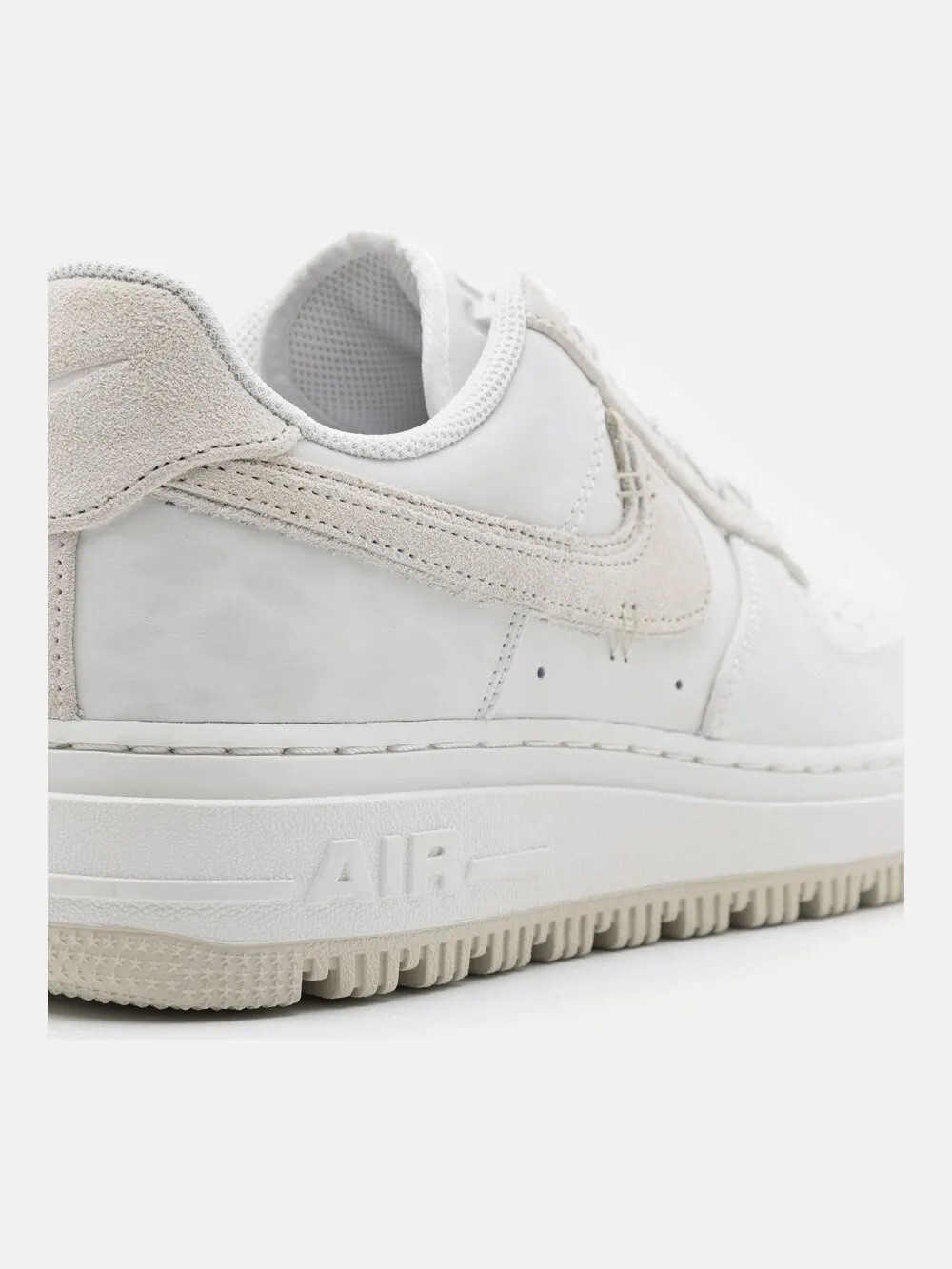 Кроссовки Nike Air Force 1 Luxe Triple White — изображение 6 из 7, белый