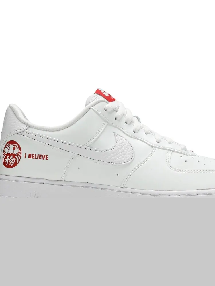 Кроссовки Nike Air Force 1 Low 'I Believe Daruma' — изображение 2 из 8, белый