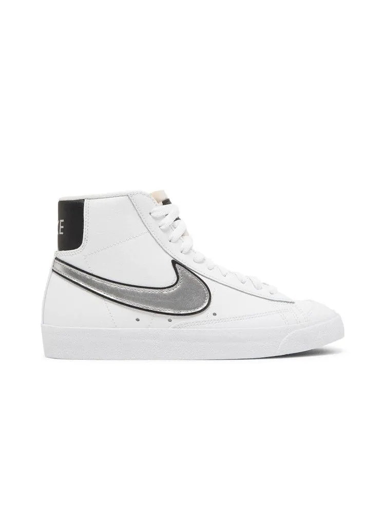 Кроссовки Nike Wmns Blazer Mid '77 Essential 'White Metallic Silver' — изображение 2 из 9