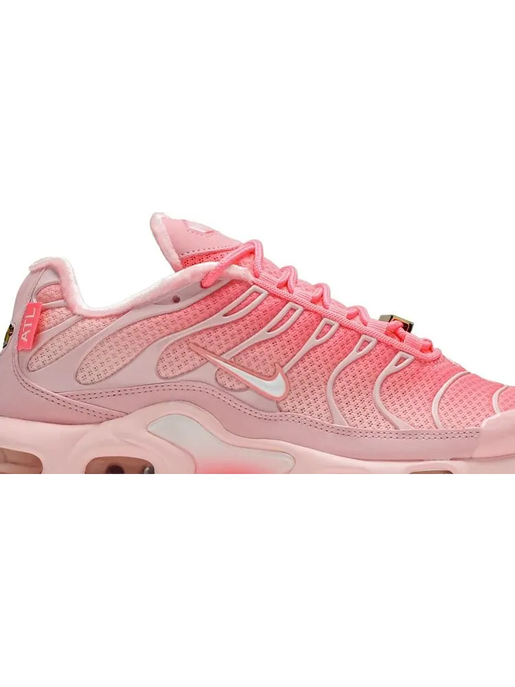 Кроссовки Nike Wmns Air Max Plus 'City Special - Atlanta' — изображение 2 из 8, розовый