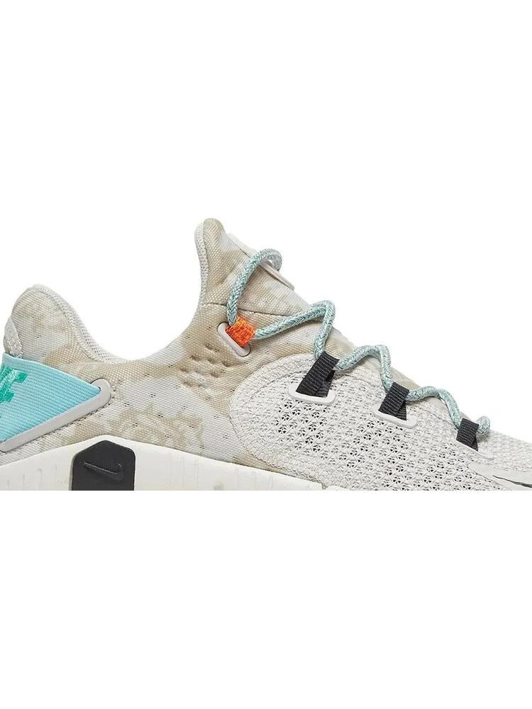 Кроссовки Nike Wmns Free Metcon 4 'Platinum Tint Copa' — изображение 2 из 8, бежевый