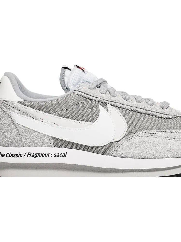 Кроссовки Nike Fragment Design x sacai x LDV Waffle 'Light Smoke Grey' — изображение 2 из 10, серый