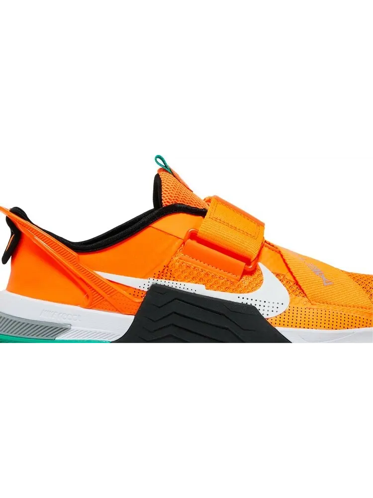 Кроссовки Nike Metcon 7 FlyEase 'Total Orange Clear Emerald' — изображение 2 из 8, оранжевый