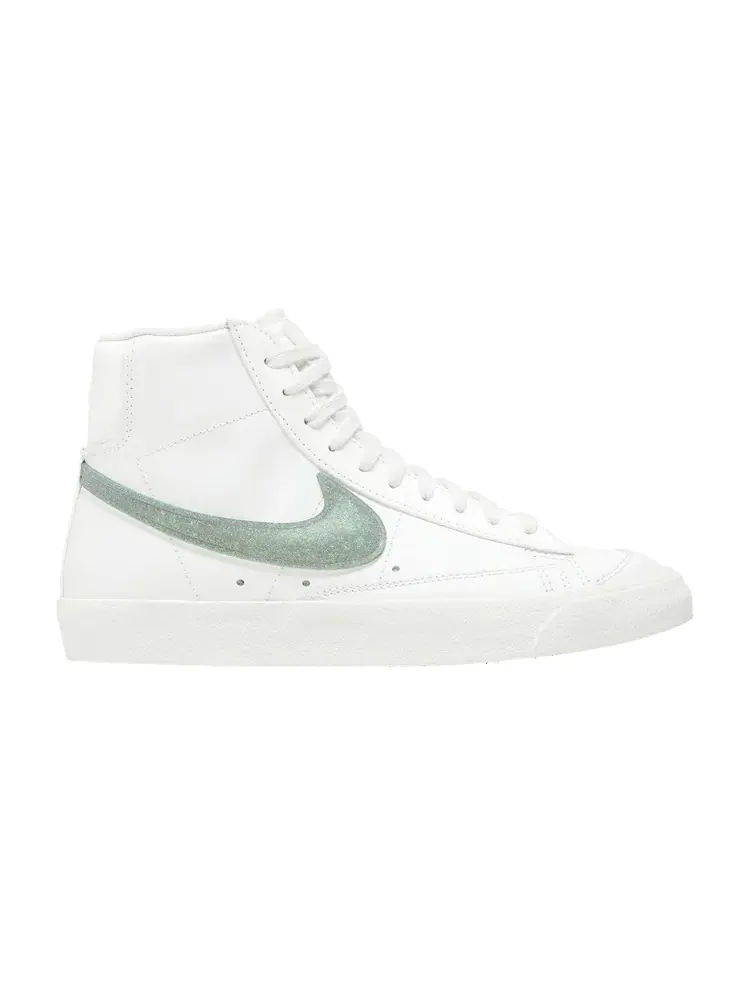 Кроссовки Nike Wmns Blazer Mid '77 Essential 'Glitter Swoosh - Dusty Sage' — изображение 1 из 9, белый/серый/белый
