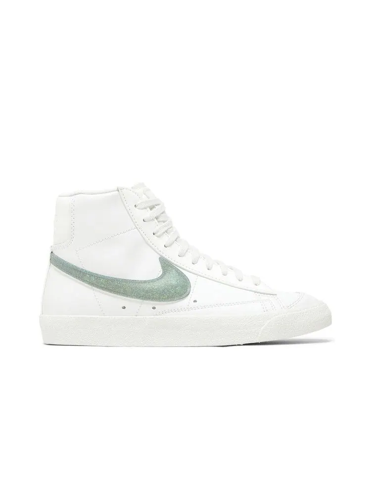 Кроссовки Nike Wmns Blazer Mid '77 Essential 'Glitter Swoosh - Dusty Sage' — изображение 2 из 9, белый/серый/белый