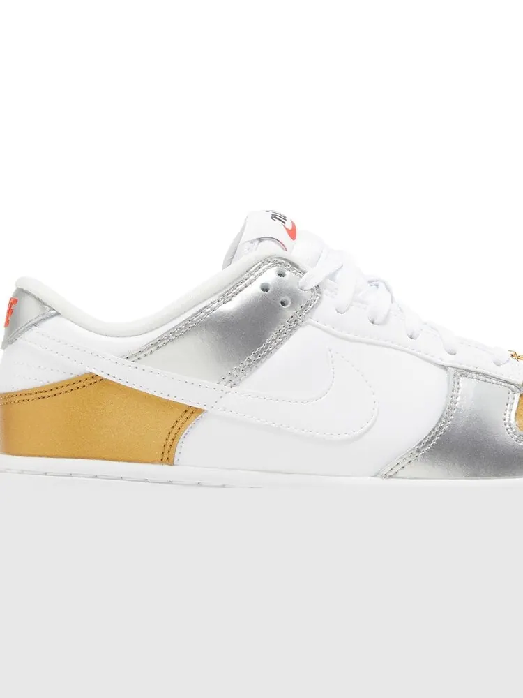 Кроссовки Nike Wmns Dunk Low SE 'Silver Gold Metallic' — изображение 2 из 8, белый