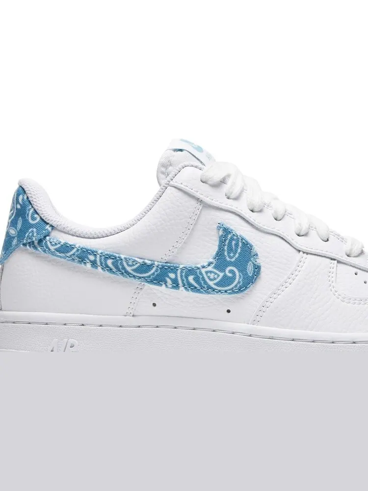 Кроссовки Nike Wmns Air Force 1 '07 Essentials 'Blue Paisley' — изображение 2 из 8, белый
