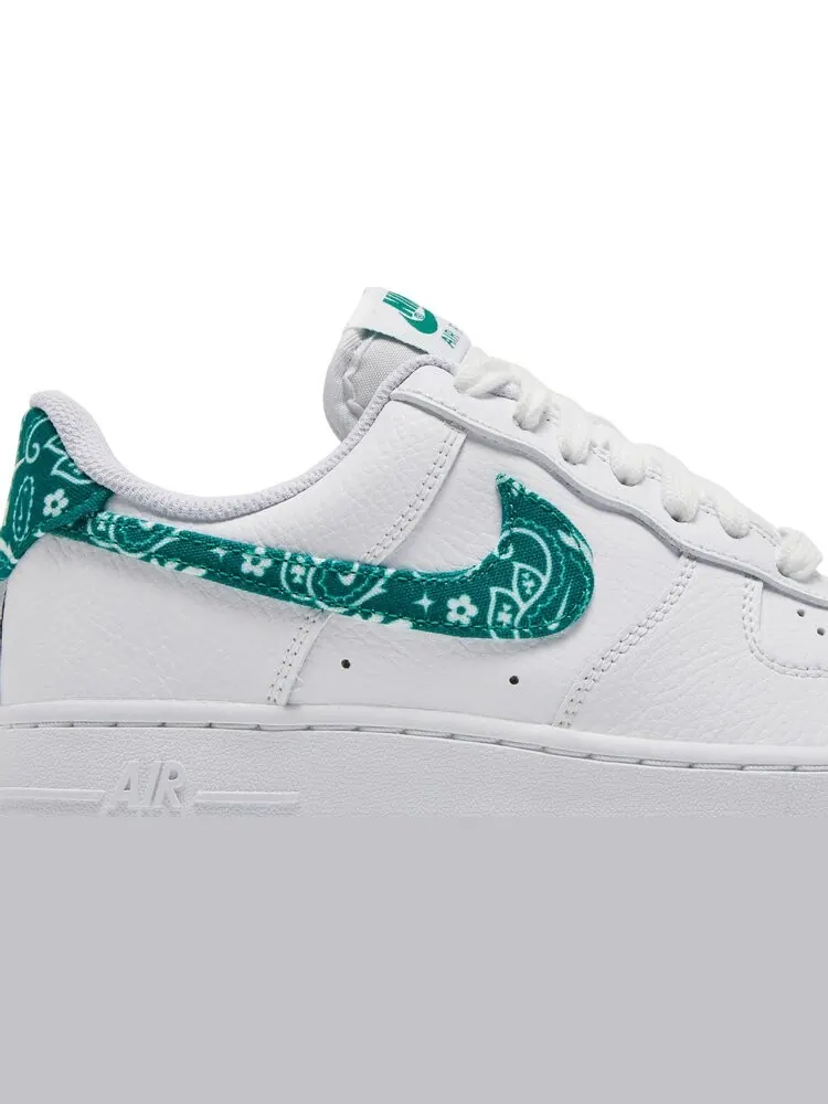 Кроссовки Nike Wmns Air Force 1 '07 Essentials 'Green Paisley' — изображение 2 из 8, белый