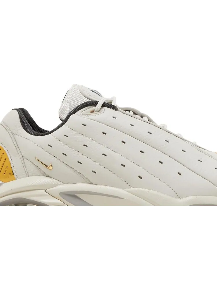 Кроссовки Nike NOCTA x Hot Step Air Terra 'Champagne' — изображение 2 из 8, бежевый